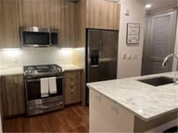 Beautiful 2B/2B Apartment in the Galleria - Image 3