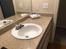Central Furnished 2b/2b Apt by the HTX Med Center - Image 4