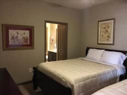 Executive 2 Bedroom / 2 Bath Condo in The Woodland - Image 2