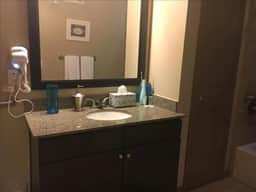 Spacious 1 Bedroom / 1 Bath condo in The Woodlands - Image 3