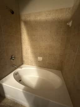 Spacious 2 bed/2bath in The Woodlands** - Image 2