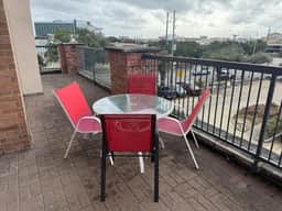 Spacious 3-Bed, 2-Bath Apartment Near NRG Stadium - Image 4