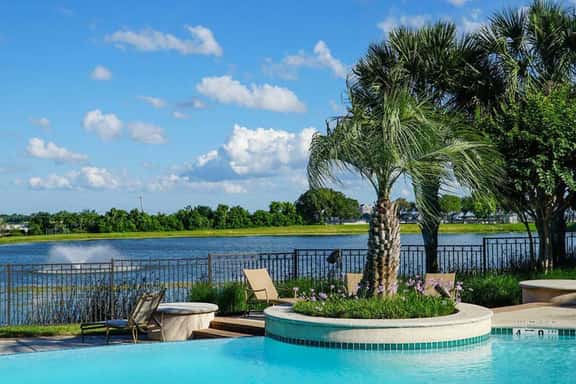 Luxury Fully Furnished Apartment by the Lake - Image 1