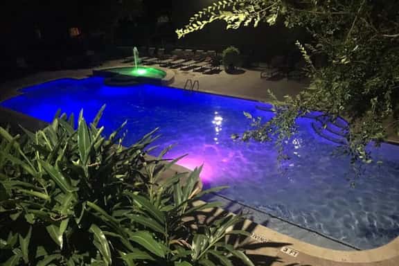 Pool View 2 Bedroom/2 Bath Condo in Houston's Medical Center - Imagen 1