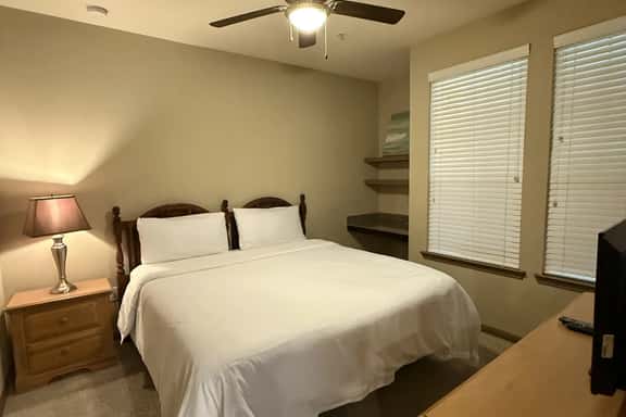 Pool View King 1 Bedroom/1 Bath Condo in The Woodlands - Image 1