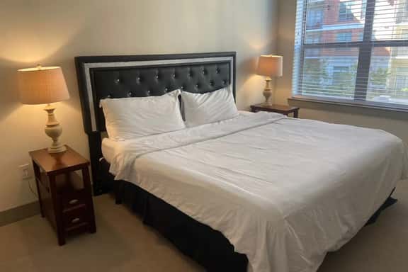 Resort Style apartments near Galleria - Image 1