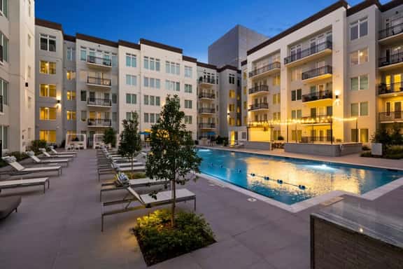 Spacious 3 Bed/2.5 Bath Apartment in the Galleria - Image 1