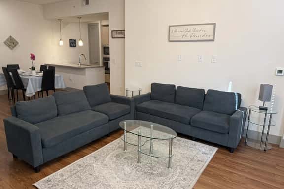 Spacious 3-Bed, 2 1/2 Bath Apartment by The Galleria - Imagen 1