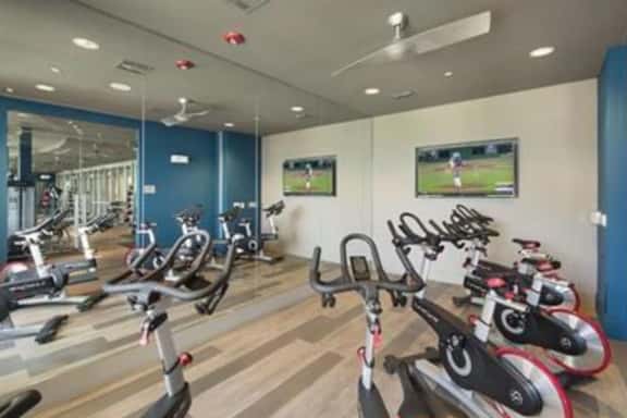 Spacious apartment near Galleria - Image 1
