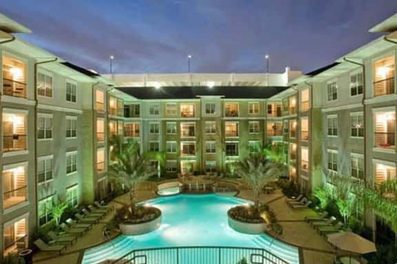 Spacious Pool View Furnished Apartment by NRG Stadium** - Image 1