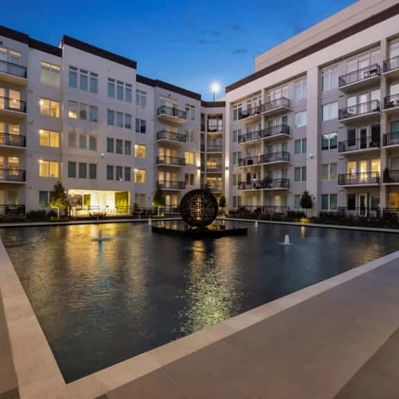 Luxurious 2bed/2bath Apartment in The Galleria - Image 1