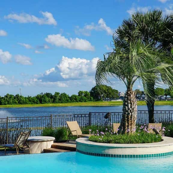 Luxury Fully Furnished Apartment by the Lake - Image 1