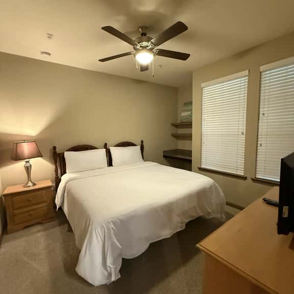 Pool View King 1 Bedroom/1 Bath Condo in The Woodlands - Image 1