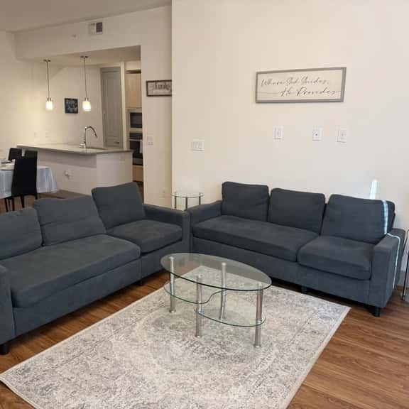 Spacious 3-Bed, 2 1/2 Bath Apartment by The Galleria - Imagen 1