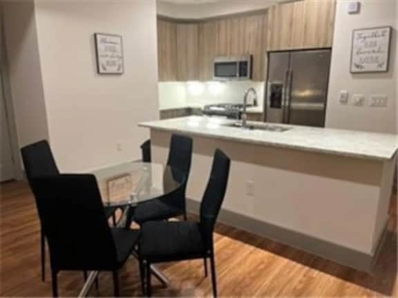 Beautiful 2B/2B Apartment in the Galleria - Image 4