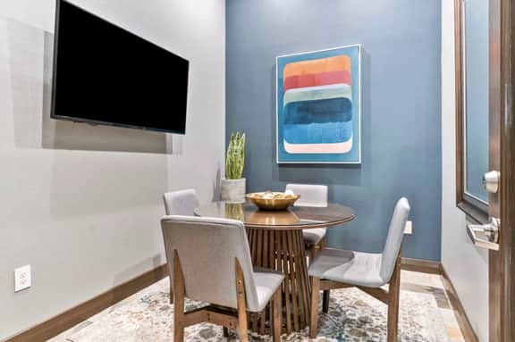 Beautiful Pool View 1 bedroom/1 bath condo in The Woodlands - Image 4