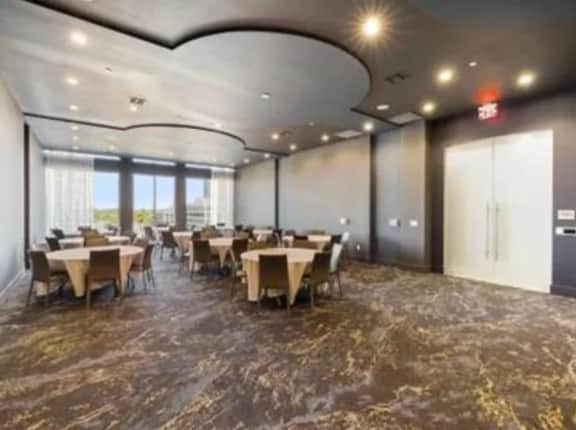 Beautiful Spacious 2 bed/2bath Apartment in The Galleria - Image 2