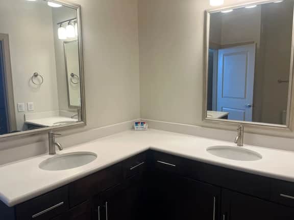 Bright and Spacious 3 Bedroom / 2 Bath Condo by NRG Stadium - Image 5