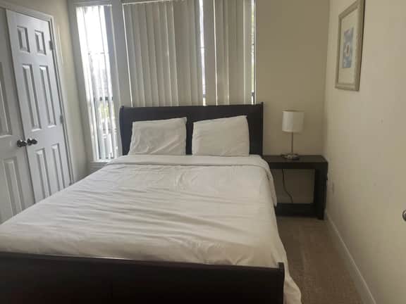 Luxury Fully Furnished Apartment by the Lake - Image 3