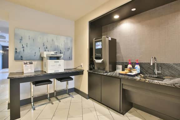 Modern 2 Bed, 2 Bath Near Texas Medical Center - Image 2