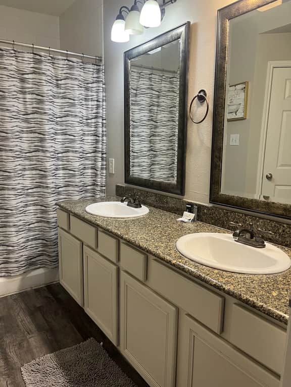 Pool View 3 Bedroom / 2 Bath Condo in Houston - Image 3
