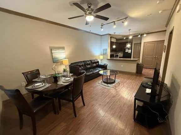 Pool View King 1 Bedroom/1 Bath Condo in The Woodlands - Image 4