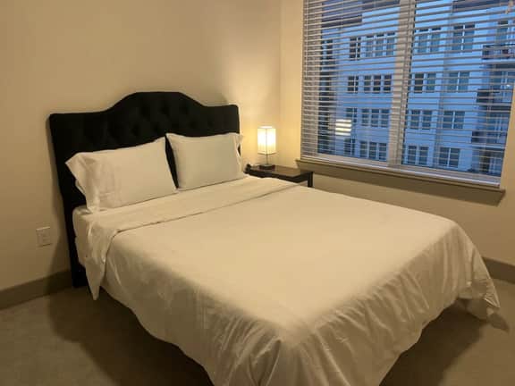 Spacious 3 Bed/2.5 Bath Apartment in the Galleria - Image 3