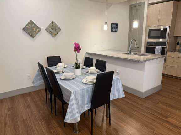 Spacious 3-Bed, 2 1/2 Bath Apartment by The Galleria - Image 3