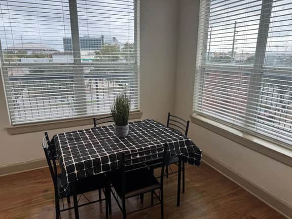 Spacious 3-Bed, 2-Bath Apartment Near NRG Stadium - Image 5