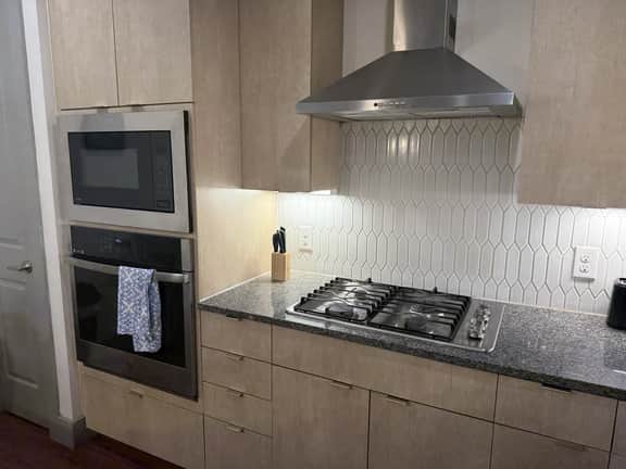 Spacious 3-Bed, 2 1/2 Bath Apartment by The Galleria - Image 5