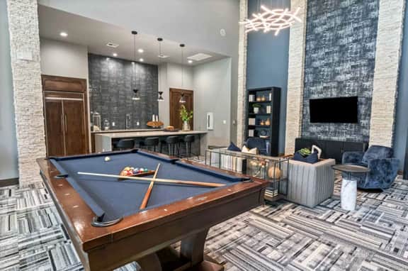 Spacious Pool View 1 Bedroom/1 Bath Condo in The Woodlands - Image 4