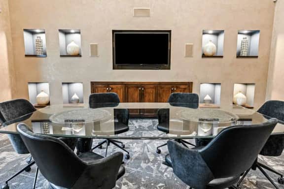 Spacious Pool View 1 Bedroom/1 Bath Condo in The Woodlands - Image 3