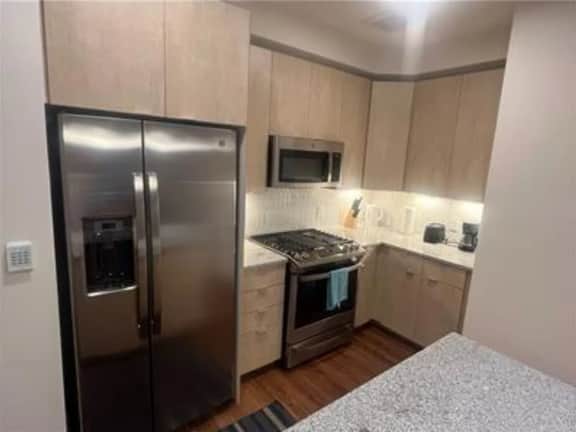 Stylish 2 Bedroom / 2. Bath Furnished Retreat by Galleria - Image 4
