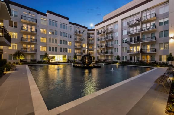 Luxurious 2bed/2bath Apartment in The Galleria - Image 1