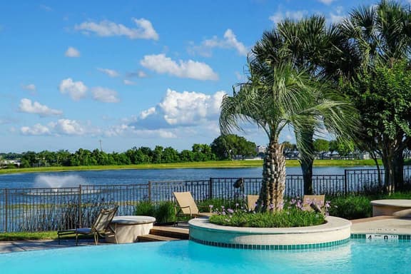 Luxury Fully Furnished Apartment by the Lake - Image 1