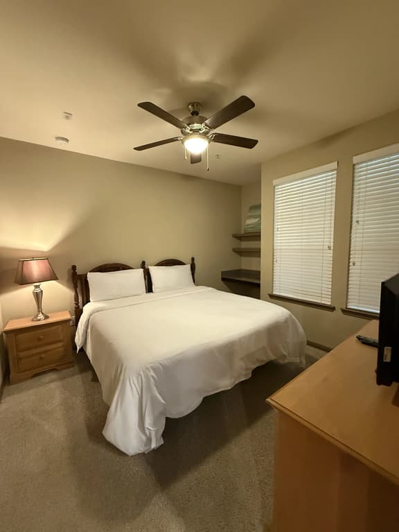 Pool View King 1 Bedroom/1 Bath Condo in The Woodlands - Image 1