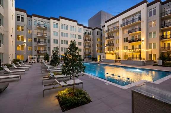 Spacious 3 Bed/2.5 Bath Apartment in the Galleria - Image 1