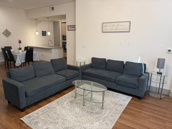 Spacious 3-Bed, 2 1/2 Bath Apartment by The Galleria - Image 1
