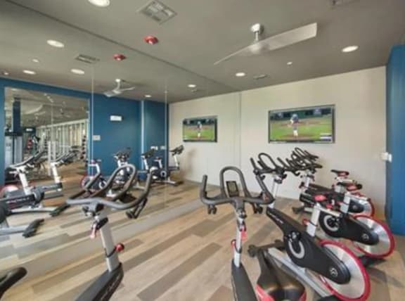 Spacious apartment near Galleria - Image 1