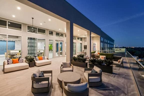 Stylish 2 Bedroom / 2. Bath Furnished Retreat by Galleria - Image 1